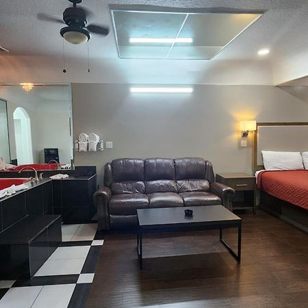 Scottish Inn & Suites Sam Houston Parkway Ngoại thất bức ảnh