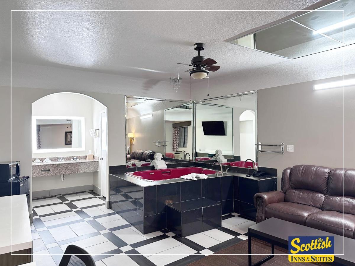 Scottish Inn & Suites Sam Houston Parkway Ngoại thất bức ảnh