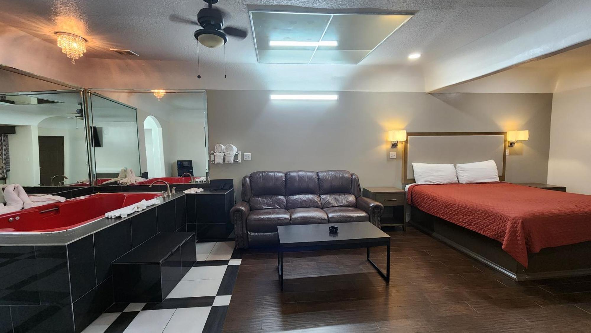 Scottish Inn & Suites Sam Houston Parkway Ngoại thất bức ảnh