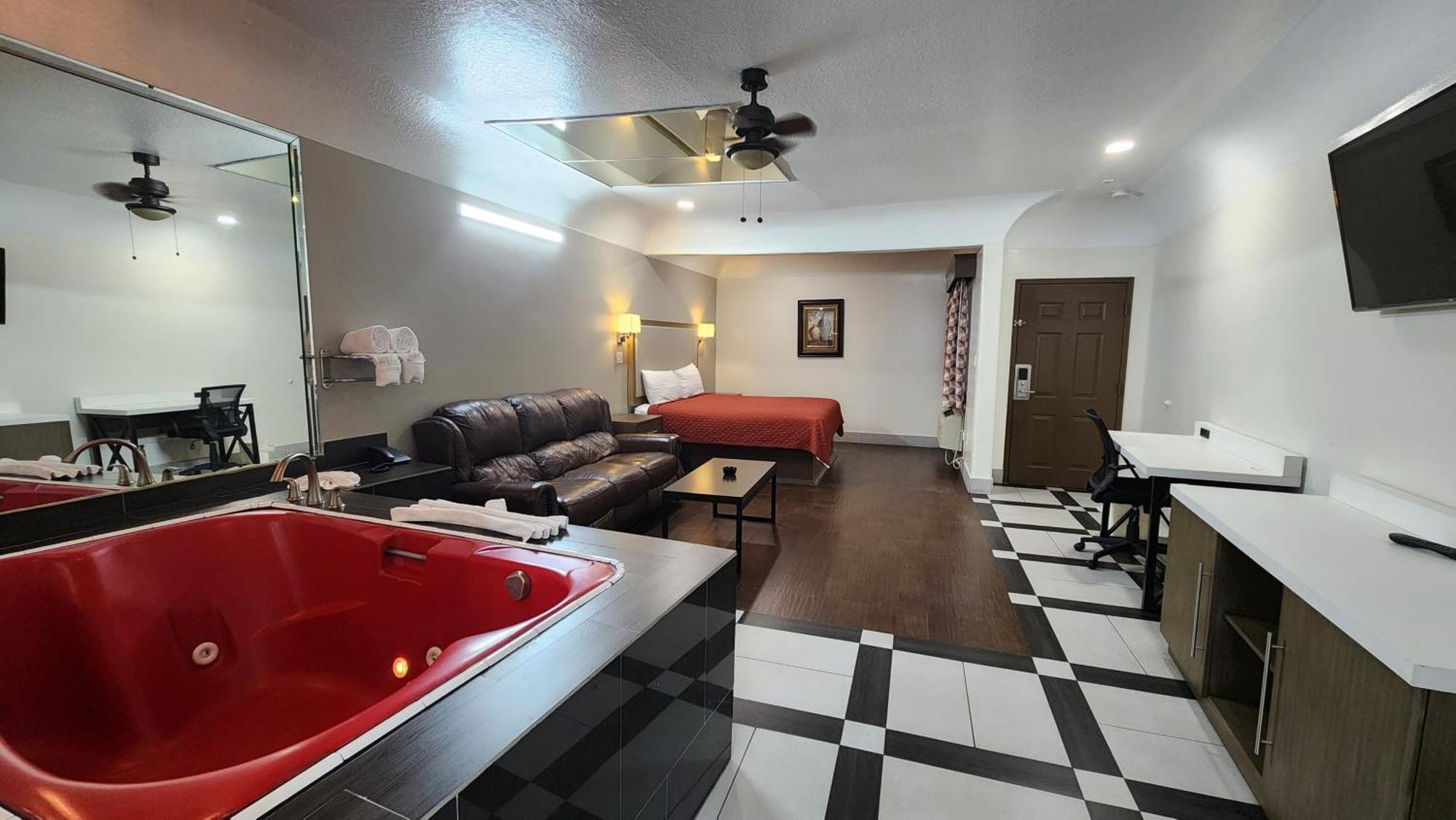 Scottish Inn & Suites Sam Houston Parkway Ngoại thất bức ảnh
