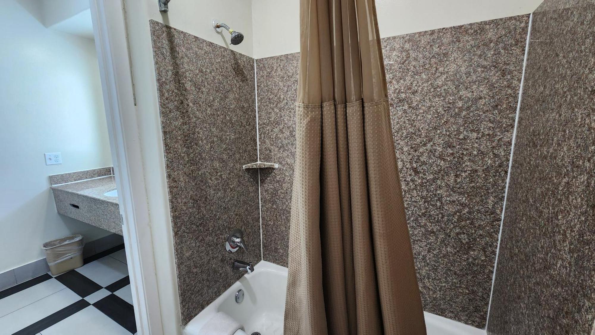 Scottish Inn & Suites Sam Houston Parkway Ngoại thất bức ảnh