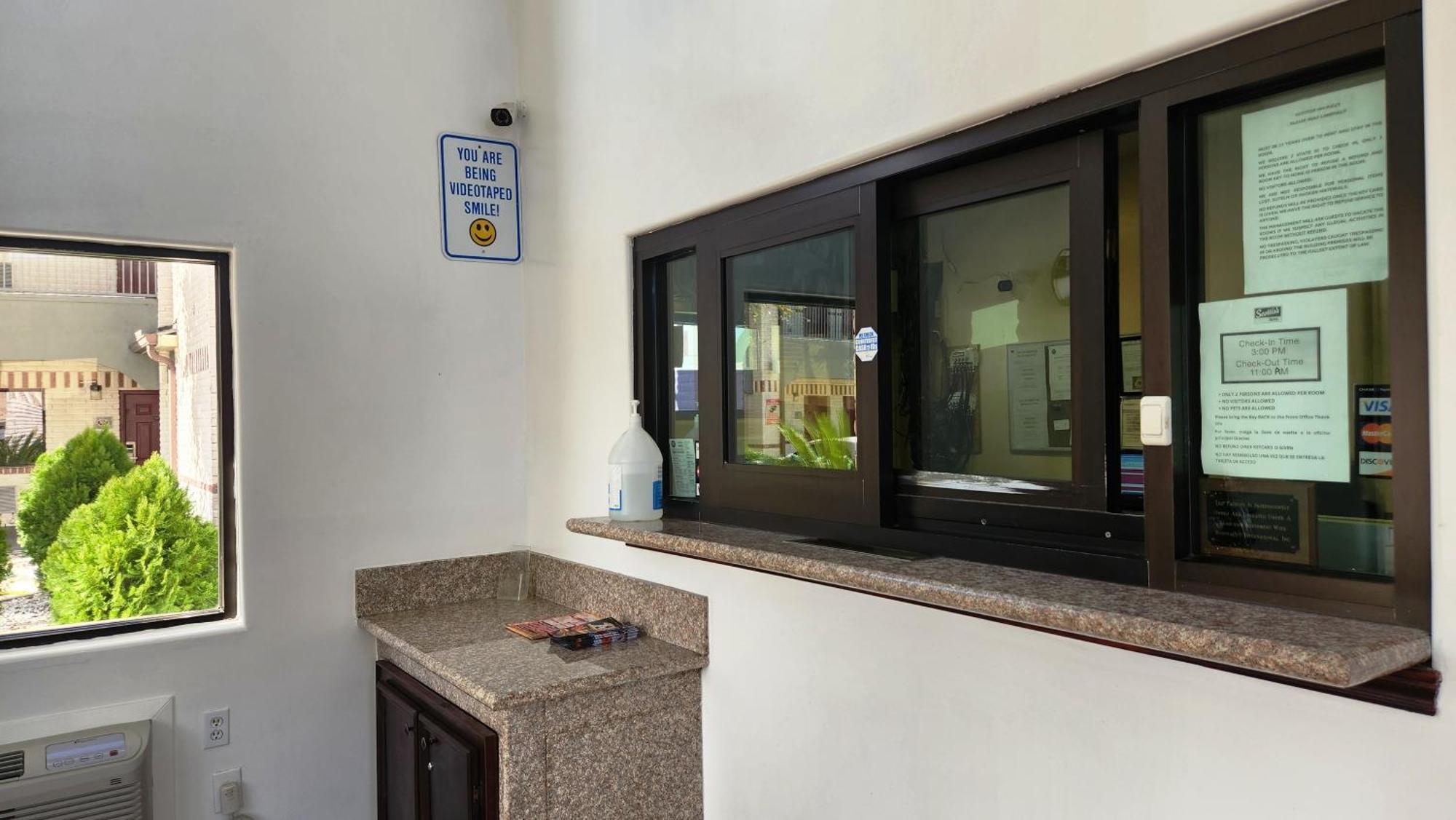 Scottish Inn & Suites Sam Houston Parkway Ngoại thất bức ảnh