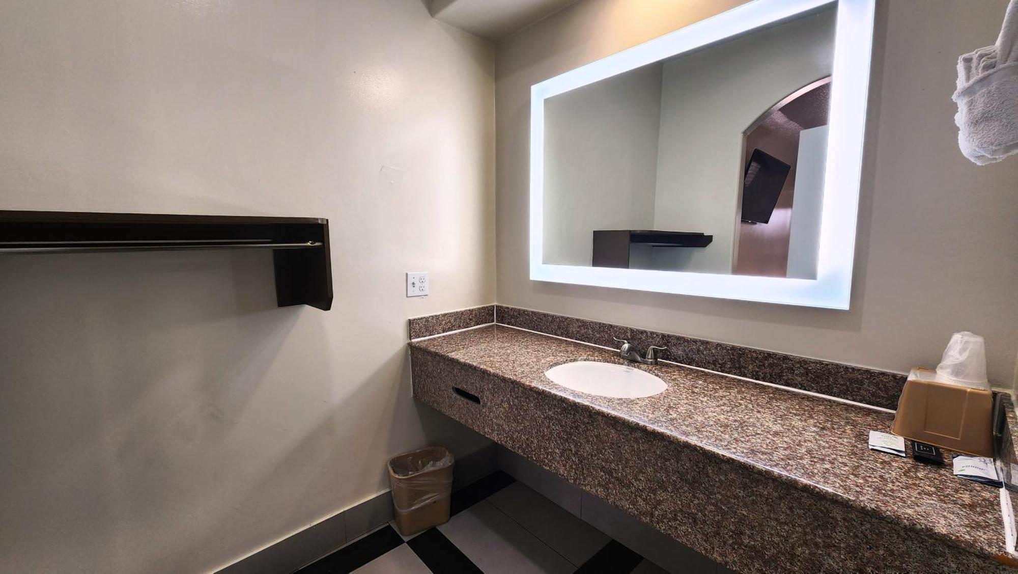 Scottish Inn & Suites Sam Houston Parkway Ngoại thất bức ảnh