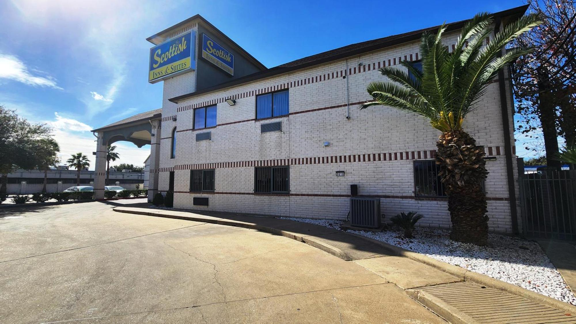 Scottish Inn & Suites Sam Houston Parkway Ngoại thất bức ảnh