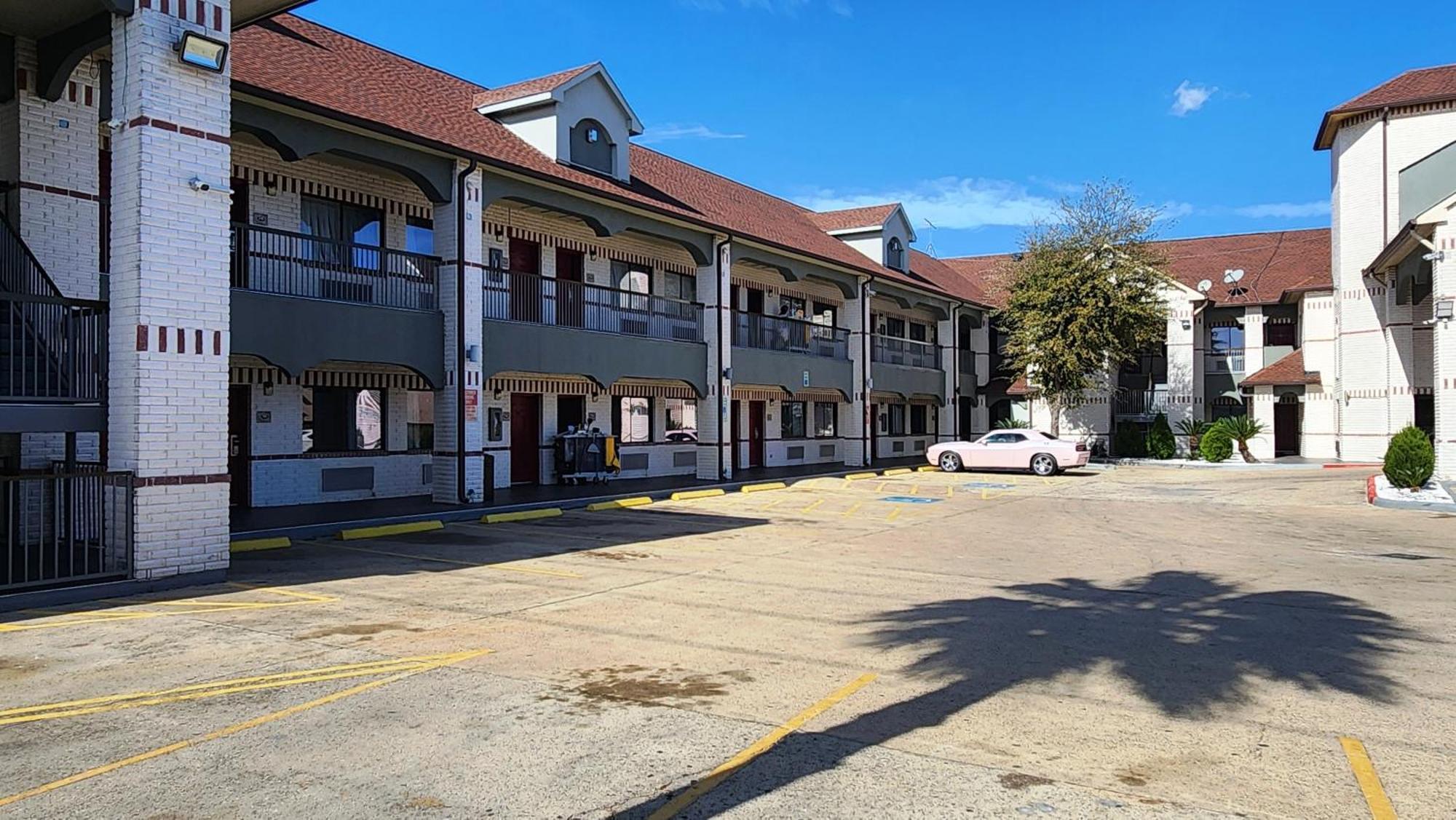 Scottish Inn & Suites Sam Houston Parkway Ngoại thất bức ảnh